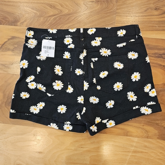 Forever 21 Daisy 3" shorts Size 16 - Picture 2 of 5
